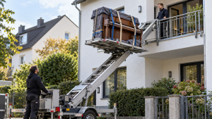 Gesichertes Klavier fährt mit dem Möbellift in den ersten Stock